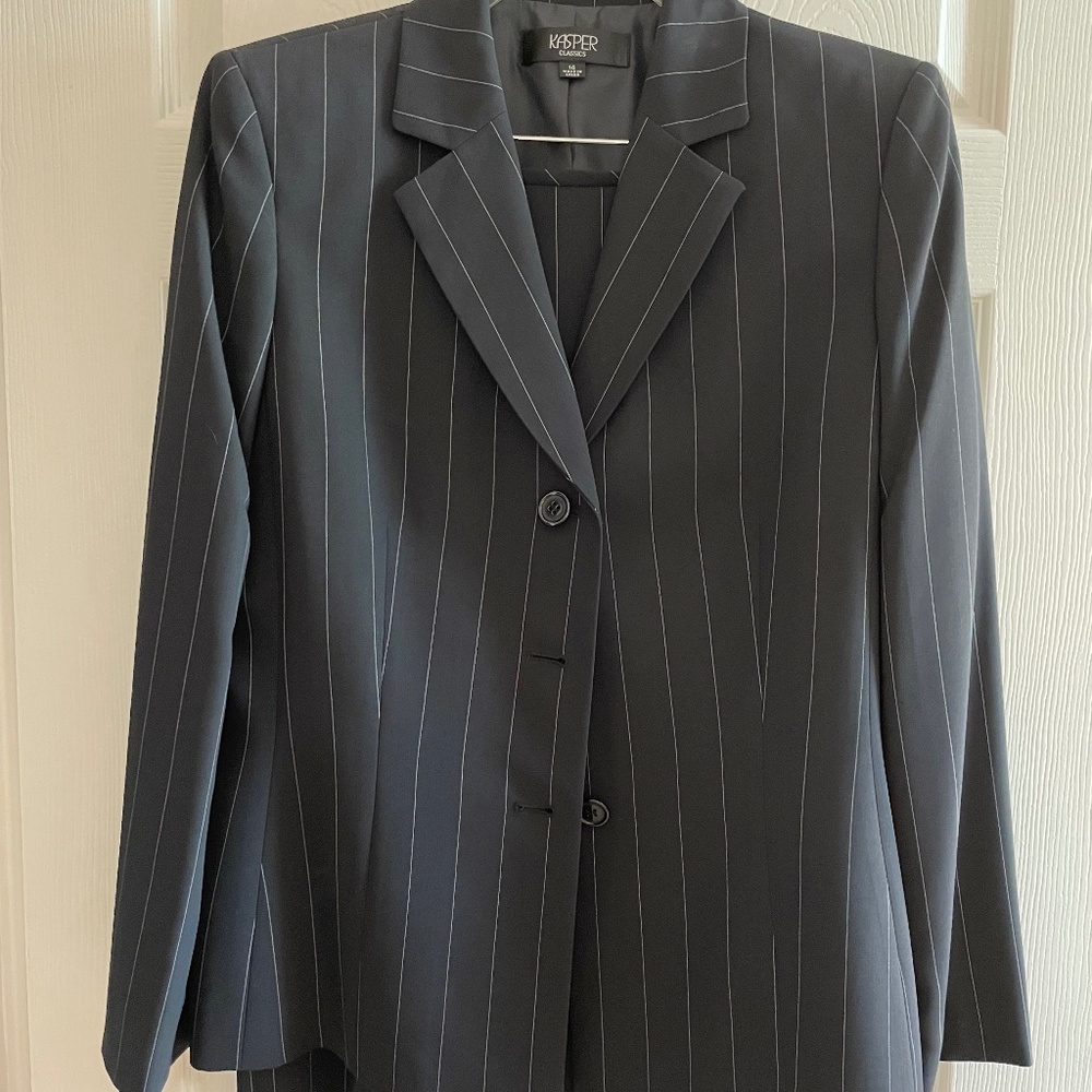 Kasper Classics Women's Jacket and Skirt Suit (size 14)